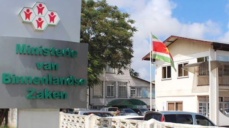 binnenlandse zaken suriname 3 POLITIEK & ECONOMIE | MISDAAD & POLITIE | INGEZONDEN | COLUMN & OPINIE | ENTERTAINMENT | SPORT | GEZONDHIED | KEY NEWS |