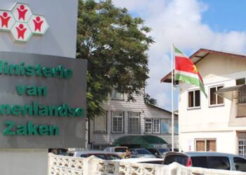 binnenlandse zaken suriname 9 Het ministerie van Binnenlandse Zaken wordt onderzocht naar aanleiding van een rapport van de Centrale Landsaccountantsdienst (CLAD). In het onderzoek wordt gekeken naar geldstromen, procedures en mogelijke betrokkenen binnen het ministerie over een afgebakende periode. Dat meldt het Openbaar Ministerie in haar berichtgeving.