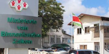 binnenlandse zaken suriname 9 Het ministerie van Binnenlandse Zaken wordt onderzocht naar aanleiding van een rapport van de Centrale Landsaccountantsdienst (CLAD). In het onderzoek wordt gekeken naar geldstromen, procedures en mogelijke betrokkenen binnen het ministerie over een afgebakende periode. Dat meldt het Openbaar Ministerie in haar berichtgeving.