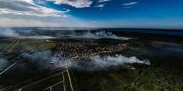 bosbrand keynews 0210 Er woedde een heftige bosbrand in het project van Surivillage. De brand zou in het bos van het project, dat nog niet is ontwikkeld, zijn gestart. Het blussen van de brand is een grote uitdaging geweest voor de brandweer, omdat de brand niet bereikbaar is. "De brand is echt in het bos, we konden noch te voet noch met de brandweerwagen de plek goed bereiken", zegt Pinas.