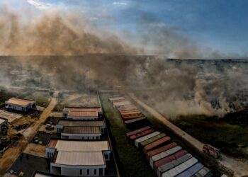 bosbrand keynews antondrachtenweg 0301 Het is een radeloze situatie voor Janice, zij woont Noord, ergens te Beni's park. In haar buurt is er bijna elke dag een grasbrand te melden, althans ze heeft vaak last van rookoverlast van de grasbranden die dagelijks voorkomen in ons land.