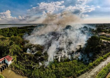bosbrand keynews antondrachtenweg 0308 Een groot leegstaand perceel aan de Antondragtenweg, vlak voor dat je Leonsberg krijgt, stond eerder op de dag in brand. Het is zoals we met deze hitte zien, een enorme grasbrand. Gelukkig is er genoeg buffer tussen het perceel dat in brand staat en een appartementencomplex.
