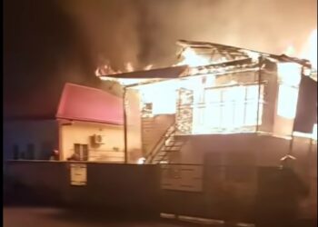 brand munder De 73-jarige bejaarde man C.B. is zondag 19 november 2023 tijdens een woningbrand overleden. De politie van Munder kreeg rond 00.40 uur de melding van de woningbrand aan de Parijsstraat waarbij een hoogbouwwoning, die gedeeltelijk in hout en beton was opgetrokken, verloren is gegaan. De man verbleef in de bovenwoning die geheel met inboedel door de brand is verwoest. Het is vooralsnog niet bekend hoe de brand is ontstaan en of de woning verzekerd was. De woning was wel aangesloten op het elektriciteitsnet van de EBS. Het onderzoek in deze zaak duurt voort.