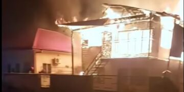 brand munder De 73-jarige bejaarde man C.B. is zondag 19 november 2023 tijdens een woningbrand overleden. De politie van Munder kreeg rond 00.40 uur de melding van de woningbrand aan de Parijsstraat waarbij een hoogbouwwoning, die gedeeltelijk in hout en beton was opgetrokken, verloren is gegaan. De man verbleef in de bovenwoning die geheel met inboedel door de brand is verwoest. Het is vooralsnog niet bekend hoe de brand is ontstaan en of de woning verzekerd was. De woning was wel aangesloten op het elektriciteitsnet van de EBS. Het onderzoek in deze zaak duurt voort.