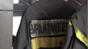 brandweer cover 2 Twee kinderen speelden met een aansteker, wat leidde tot brand in een woning aan de Ramdjanderkaliweg. Gelukkig vielen er geen slachtoffers. Lees meer over dit