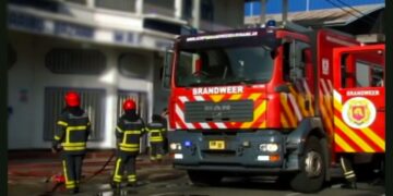 brandweer1 web 3 Bij een woningbrand op dinsdag 20 februari 2024 op een adres aan de Zuurzakweg, in het ressort Santo Boma, heeft de hoofdbewoonster brandwonden opgelopen.