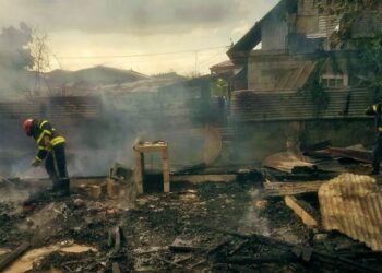 brandweerlieden web “We kunnen geen branden gaan blussen met laarzen zonder zolen”, zegt bondsvoorzitter Wendel Oosterwolde van de brandweer, die sinds dinsdag na een Algemene Leden Vergadering gedeeltelijk in actie is.