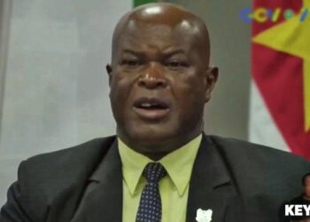 bravo2 persconferentie web Dat een coalitiepartner eruit is gestapt is volgens de vicepresident Ronnie Brunswijk een duidelijk signaal dat de zittende coalitie, harder moet gaan spelen. "Als je voetbal speelt en een persoon krijgt een rode kaart dan moet je harder gaan voetballen", zegt Brunswijk.