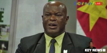 bravo2 persconferentie web Dat een coalitiepartner eruit is gestapt is volgens de vicepresident Ronnie Brunswijk een duidelijk signaal dat de zittende coalitie, harder moet gaan spelen. "Als je voetbal speelt en een persoon krijgt een rode kaart dan moet je harder gaan voetballen", zegt Brunswijk.