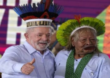 brazil pres web Brazilië heeft donderdag voor het eerst excuses aangeboden voor ruim 500 jaar onderdrukking van de inheemse bevolking. Dit historische moment kwam nadat de voorzitter van de amnestiecommissie, belast met het onderzoek naar misdaden begaan tijdens het dictatoriale regime van 1964-1985, op televisie op haar knieën ging voor de inheemse leider Djanira Krenak.