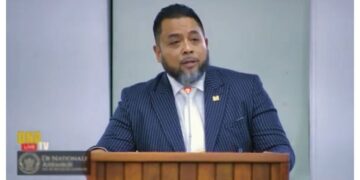 bronto dna web 1 PL-topper en voorzitter van de vaste commissie Grondzaken in De Nationale Assemblee, Bronto Somohardjo, vindt dat vooral grondinspecteurs stevig aangepakt moeten worden bij onrechtmatige uitgifte van gronden. “Als de vorige minister van Grondbeleid en Bosbeheer (GBB) stelt dat zij geen regels heeft overtreden, dan moet haar voorstel maar worden uitgevoerd,” aldus de parlementariër.