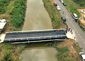 brug Bombaykanaal De nieuwe opgeleverde brug over de Bombaykanaal die doorverbindt naar de Koolweg komt de landbouwers van Saramacca niet alleen voordelig uit, maar moet ook de afzetmogelijkheden voor hen gaan vergroten.