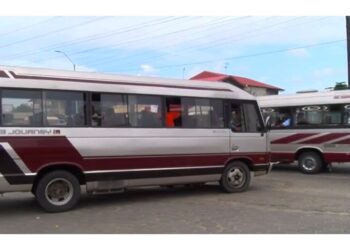 bussen web 17 Schoolvervoerder verbonden aan de Organisatie van Bus- en Boothouders in Suriname (OBS) hebben het Ministerie van Onderwijs, Wetenschap en Cultuur de oorlog verklaard. “We zullen nu puur zakelijk handelen en geen rekening houden”, zegt voorzitter Antonius Pokie van de organisatie.