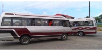 bussen web 2 Het Ministerie van Transport, Communicatie en Toerisme (TCT) heeft recent, massaal busvergunningen ingetrokken. Dit stelde DNA-lid Melvin Bouva aan de orde dinsdag in het parlement.