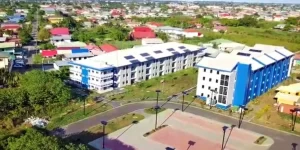 campusverblijf web 5 De Stichting Student Housing Campus Village (SSHCV), verantwoordelijk voor studentenhuisvesting bij Campus Village, heeft een nieuw bestuur geïnstalleerd. De officiële overdracht vond plaats op vrijdag 31 oktober. Het nieuwe bestuur staat onder leiding van Megan Griffith en volgt het vertrekkende bestuur op in het kader van de gebruikelijke tweejaarlijkse bestuurswissel.