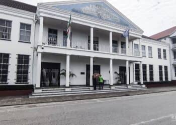 centrale bank 120458 Kort nadat de wijzigingen op de wet Money Laundering is goedgekeurd in de Nationale Assemblee, maakt de Centrale Bank van Suriname bekend dat er vanuit het ministerie van Financiën en Planning een half miljoen Amerikaanse dollars is vrijgemaakt voor de uitvoering van de tweede Nationale Risk Assessment (NRA).