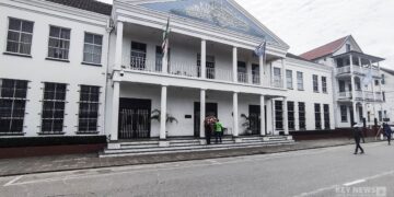 centrale bank 120458 5 De Centrale Bank van Suriname (CBvS) heeft besloten het kasreservepercentage in vreemde valuta voor commerciële banken tijdelijk te verlagen van 50 naar 45 procent...