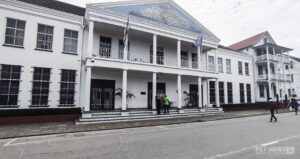 centrale bank 120458 6 De regering van de Republiek Suriname laat weten tevreden te zijn over de tenderprocedure voor de vervroegde verkoop van schuldpapier, die op 23 oktober 2025 is opengesteld. Deze operatie maakt deel uit van het lopende traject om de staatsschuld verder te herstructureren en wordt door de regering omschreven als “ordelijk” en “positief voor Suriname”.