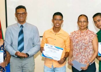 certificaat De Stichting Waterforum Suriname heeft op woensdag 30 augustus 2023 in een feestelijke sfeer certificaten uitgereikt aan deelnemers van de opleiding “Integrated Water Resources Management”.