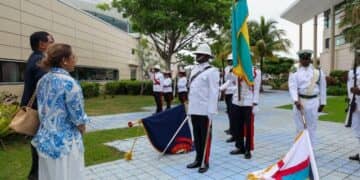 chan aankomst bahamas President Santokhi en delegatie zijn aangekomen in Nassau, Bahama’s, waar de derde Afri-Caribbean conferentie wordt gehouden. Deze conferentie wordt gesponsord en georganiseerd door de Afrexim Bank van Afrika. Bij aankomst op 11 juni werd de president met militaire eer ontvangen en begeleid naar het hotel waar hij van 12 tot en met 14 juni 2024 zal verblijven, met garantie van de Bahamaanse regering.
