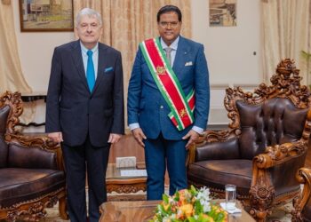 President Santokhi ontvangt geloofsbrieven van vijf niet-residerende ambassadeurs