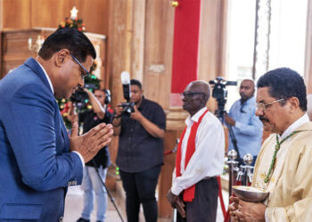 chan bisschop web President Chandrikapersad Santokhi en first lady Mellisa Santokhi-Seenacherry hebben de pontificale hoogmis van Kerst in de Kathedrale Basiliek van Sint Petrus en Paulus bijgewoond op maandag 25 december 2023.