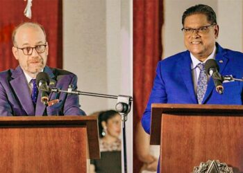 chan bras Zowel het staatshoofd als zijn gastheer bleef stilstaan bij de bilaterale banden tussen de twee buurlanden. Ambassadeur Azeredo belichtte de langdurige samenwerking en lopende projecten tussen Suriname en Brazilië. De diplomaat onderstreepte ook het belang van het versterken van de banden. President Santokhi memoreerde zowel de successen als uitdagingen die Brazilië hebben gevormd tot een soevereine democratie. Het staatshoofd wees daarbij op de gemeenschappelijke idealen van welvaart en duurzame ontwikkeling voor alle Brazilianen.