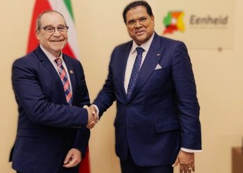 chan canada amba Mark Berman, ambassadeur van Canada in Suriname, heeft een afscheidsbezoek gebracht aan president Chandrikapersad Santokhi. Ambassadeur Berman heeft in 2021 zijn geloofsbrieven aangeboden en zal binnenkort afzwaaien.