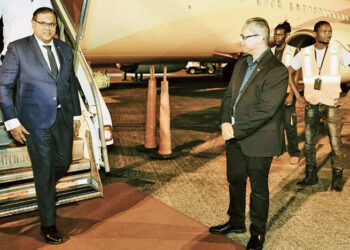 chan caricom arrival web 1 President Chandrikapersad Santokhi heeft afgelopen deelgenomen aan de 46ste Caricom-staatshoofdenvergadering in buurland Guyana. De Surinaamse regeringsleider heeft diverse diplomatieke gesprekken gevoerd met als hoogtepunt een breedvoerig trilateraal overleg met zijn ambtgenoten van Brazilië en Guyana.