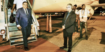 chan caricom arrival web 1 President Chandrikapersad Santokhi heeft afgelopen deelgenomen aan de 46ste Caricom-staatshoofdenvergadering in buurland Guyana. De Surinaamse regeringsleider heeft diverse diplomatieke gesprekken gevoerd met als hoogtepunt een breedvoerig trilateraal overleg met zijn ambtgenoten van Brazilië en Guyana.
