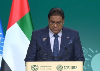 chan cop28 Vandaag deelde president Chan Santokhi op de klimaattop (COP28) in de Verenigde Arabische Emiraten (VAE) Surinames visie over klimaatvraagstukken. In zijn toespraak benadrukte hij de unieke positie van Suriname, met 93% van het land bedekt door regenwoud en een ontbossingspercentage van minder dan een tiende procent. "Suriname is trots op zijn status als een van de slechts drie koolstofnegatieve landen ter wereld en belooft dit te behouden." Het staatshoofd benadrukte het belang van het beschermen van biodiversiteit en het evenwicht tussen economische ontwikkeling en milieuvriendelijke strategieën.