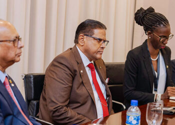 chan guyana web 1 2 President Chandrikapersad Santokhi en Guyanese president Irfaan Ali hebben tijdens een bilateraal overleg stil gestaan bij de impact en belang van de brug over de Corantijnrivier. Zowel Santokhi als Ali zeggen dat de impact dusdanig zal zijn voor beide landen daar zij straks een leidende rol gaan hebben binnen de olie- en gassector.