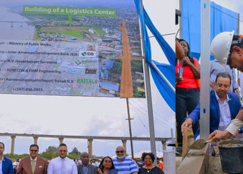 President Santokhi legt eerste steen voor logistiek centrum op Jules Sedney Haven