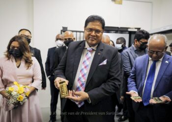President Santokhi en delegatie tijdens een rondleiding bij Kaloti Precious Metals