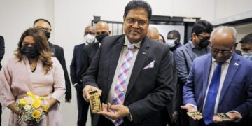President Santokhi en delegatie tijdens een rondleiding bij Kaloti Precious Metals