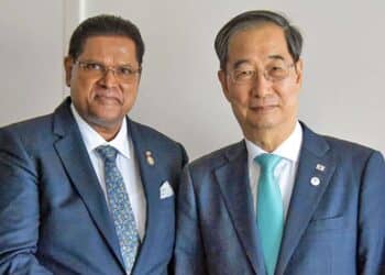 chan korea web President Chandrikapersad Santokhi heeft 3 juli 2023 een ontmoeting gehad met de premier van Zuid-Korea Han Duck-soo. Dit gebeurde in de marge van de Caricom top, waar het staatshoofd bij aanwezig is.