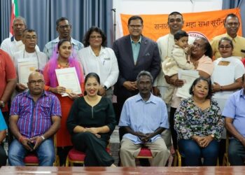chan sanantam dharm web President Chandrikapersad Santokhi was tijdens zijn bezoek aan Nickerie op uitnodiging van voorzitter Nitin Jagbandhan van het hoofdbestuur van de Sanatan Dharm Maha Sabha aanwezig bij de diploma-uitreiking van negen nieuwe predikanten.