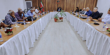 chan tripartiet web 1 Tijdens het tripartiet overleg op maandag 8 januari gaf het staatshoofd een korte inleiding over de drie jaar van regeren, waarin de doelen van het hervormingsplan moesten worden bereikt. “Het was niet makkelijk, maar met goed overleg en dialoog zijn de diverse beleidsmaatregelen en doelen voor het stabiliseren van de economie behaald. Financieel-economisch staan we sterker. Het vertrouwen in de regering is ook toegenomen, waardoor ze financiële steun krijgt van diverse instanties. In 2024 gaan we verder met het uitvoeren van de beleidsmaatregelen zoals beloofd,” aldus de regeringsleider.