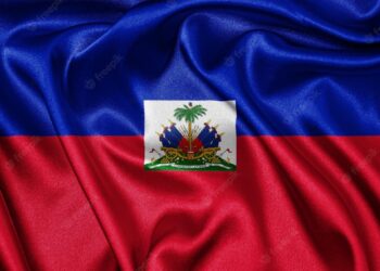 close up realistic texture flag haiti 267895 3243 De VN-experts waren bezorgd dat Haïtianen "slachtoffers zijn van buitensporig gebruik van geweld, wrede, onmenselijke en vernederende behandeling en raciale profilering door de wetshandhavingsinstanties van sommige staten." VN-secretaris-generaal Antonio Guterres zei in een maandag vrijgegeven rapport dat "het Haïtiaanse volk het slachtoffer is van een van de ergste mensenrechtencrises in decennia" en dat "het dodental en de toename van het gebied dat wordt gecontroleerd door gewapende bendes" in Port-au-Prince, de hoofdstad, "vergelijkbaar zijn met die van landen in een situatie van gewapend conflict."