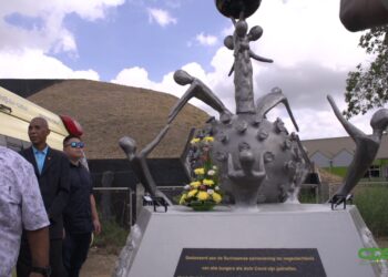 covidmonument b Het monument voor covid slachtoffers is er voor het volk en staat er ter nagedachtenis van mensen die zijn overleden aan COVID-19. De samenleving is gisteren bij de onthulling van het kunstwerk dat aan de rotonde bij de Flustraat staat, opgeroepen door voorzitter van de stichting voor covid slachtoffers, Anwar Moenne, om een bloemstuk bij het werk te plaatsen.