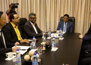 dalian regering Zhao Xijin, bestuursvoorzitter van de China Dalian International Economic & Technical Cooperation Group (CDIG) heeft op woensdag 8 maart 2023, samen met zijn delegatie een bezoek gebracht aan minister Riad Nurmohamed van het ministerie van Openbare Werken (OW). De bestuursvoorzitter is momenteel bezig de dependances van het bedrijf in de verschillende landen te bezoeken.