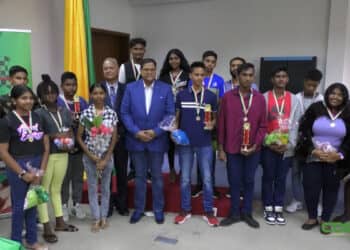 dam3 In het Denksportcentrum op het complex van de Anton de Kom Universiteit van Suriname (AdeKUS) is president Chandrikapersad Santokhi aanwezig geweest bij de tweede etappe van het Sneldamkampioenschap van de Surinaamse Dambond (SDB).