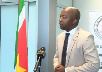 david abiamofo 1 De minister van Natuurlijke Hulpbronnen, David Abiamofo, zegt niet tevreden te zijn hoe de waterproblematiek wordt aangepakt. "Ik ging ervan uit dat we te maken hebben met een calamiteit, maar dit is het beleid van de regering", zegt Abiamofo die lijkt zich neer te leggen bij de uitspraken van de minister van Financiën en Planning, Stanley Raghoebarsing.