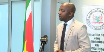 david abiamofo 2 De minister van Natuurlijke Hulpbronnen, David Abiamofo, zegt niet tevreden te zijn hoe de waterproblematiek wordt aangepakt. "Ik ging ervan uit dat we te maken hebben met een calamiteit, maar dit is het beleid van de regering", zegt Abiamofo die lijkt zich neer te leggen bij de uitspraken van de minister van Financiën en Planning, Stanley Raghoebarsing.