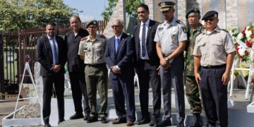 defensie monument Het gewapende conflict is deel van een zwarte bladzijde in de Surinaamse geschiedenis. De gesneuvelde militairen hebben zware offers gebracht en moeten als onze helden gezien worden.