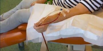 dialyse patient 5Een mijlpaal voor de dialysezorg in Suriname werd behaald dankzij een succesvolle samenwerking tussen het ministerie van Volksgezondheid, het Elsje Finck Sanichar (EFS) College, COVAB, Kersten Distributions en Nipro Corporation.