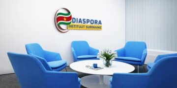 diaspora Ze hebben toen – voor mei 2020 – mensen wel aangespoord om op Santokhi te stemmen, ze hebben openlijk Santokhi overal gepromoot en ze hebben hem overal in gesteund. Je zou denken dat verantwoordelijke mensen nu ook ruggengraat gaan tonen en openlijk – net zo openlijk als toen en met net zoveel bombarie als toen – afstand gaan nemen van het “beleid” van Santokhi, want je zou verwachten dat goed ontwikkelde en geciviliseerde mensen zich niet kunnen verenigen met de vele foute acties van Santokhi. Maar helaas, de diaspora is muisstil. Op een paar diehards na, die ik vergelijk met de Iraakse minister van Informatie ten tijde van de inval van de Amerikanen in Bagdad.