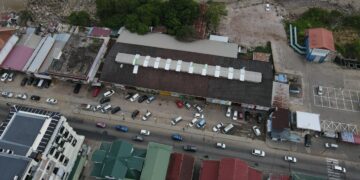 50-jarige standhouder neergestoken te Vreedzaam Markt; verdachte voortvluchtig