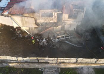 dji fly 20231214 175628 60 1702587400478 photo Een hoogbouw woning aan de Kristalstraat is volledig afgebrand. Het pand dat als appartement diende, had 5 bewoners binnen toen het in brand stond.