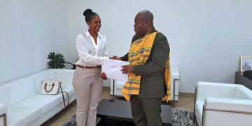 dna overhandiging De jurist Serena Muntslag-Essed heeft een ‘conceptwet’ ten aanzien van een nieuwe kiesregeling overhandigd aan parlementsvoorzitter Marinus Bee MSc. LL.B. Dit heeft plaatsgevonden op vrijdag 30 juni 2023 ten kantore van de parlementsvoorzitter.